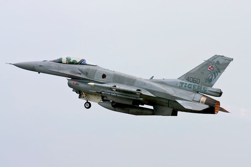 Myśliwiec F-16 polskich Sił Powietrznych z oznaczeniem 4060 kołuje po pasie lotniska.